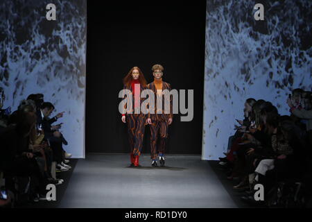 Berlin, Deutschland. 15 Jan, 2019. Berlin. Das Foto zeigt die Modelle auf dem Laufsteg mit den Herbst/Winter 2019/20 Kollektion des Designers Neonyt bei Mercedes Benz Fashion Week in Berlin im E-Werk in Berlin-Mitte am 15. Januar 2019. Quelle: Simone Kuhlmey/Pacific Press/Alamy leben Nachrichten Stockfoto