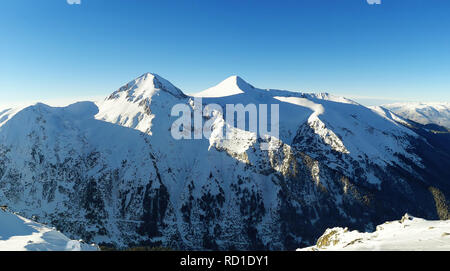 Winter Panorama von Pirin Berge mit Schnee in Bansko, Bulgarien abgedeckt. Stockfoto