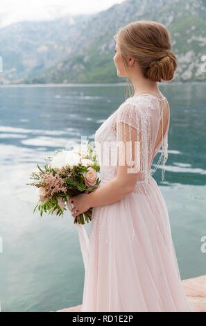 Wedding Bouquet mit weiße Pfingstrose und Rosen Stockfoto