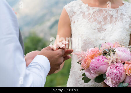 Der Bräutigam den Ring am Finger des Braut Stockfoto