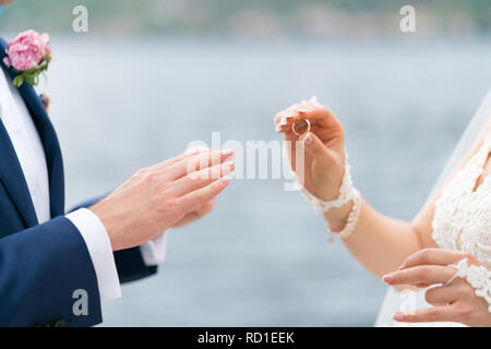 Braut mit einem Ring am Finger des Bräutigams Stockfoto