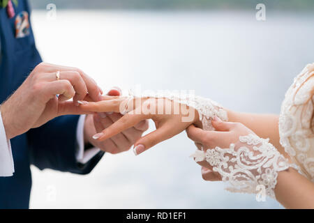 Der Bräutigam den Ring am Finger des Braut Stockfoto