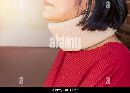 Asiatische ältere Frau mit zervikalen Kragen für die Nackenschmerzen Stockfoto