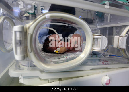 Palesinian Ärzte in der Abteilung für Frühgeburten am Krankenhaus Crescent UAE, in Rafah, im südlichen Gazastreifen, am 14. Januar 2019. Das Ministerium Stockfoto