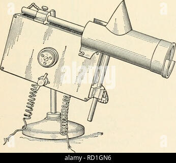 . Elementare chemische Mikroskopie. Mikroskopie; Mikrochemie. Abb. 91. Mikroskop Lampe; Bausch &Amp; Lomb. Arc Art.ing einen Strom von mehr als 4 oder 6 Ampere, aber für ultramicro-skopische Untersuchungen einen Bogen von 15 bis 30 Ampere ist wünschenswert und in vielen Fällen syn- chron unerlässlich. Viele Arten sind auf dem Markt gefunden. Einige typische Lampen sind hier dargestellt. Abb. 91 Zeigt die 4 Ampere Hand füttern Bogenlampe von Bausch &Amp; Lomb Optical Company; Bild. 92, der Spencer Objektiv Gesellschaft; und Abb. 93, die automatische 4 bis 5 Ampere Lampe wie von E.Leitz hergestellt. In Abb. Stockfoto