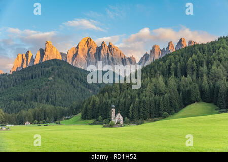 Wunderbare sonnige Landschaft der Dolomiten. St. Johann Kirche, Santa Maddalena, Val di Funes, Dolomiten, Italien. Erstaunliche Natur Hintergrund Stockfoto