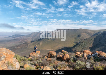 TANKWA KAROO NATIONAL PARK, SÜDAFRIKA, 31. AUGUST 2018: ein Tourist am Aussichtspunkt in der Gannaga Pass in der Tankwa Karoo Südafrika Stockfoto