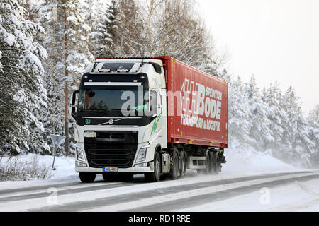 Salo, Finnland - Dezember 23, 2018: Weiße Volvo FH 500 Semi Truck zieht Spedition Bode Trailer auf verschneiter Straße an einem kalten Tag im Winter in Finnland. Stockfoto