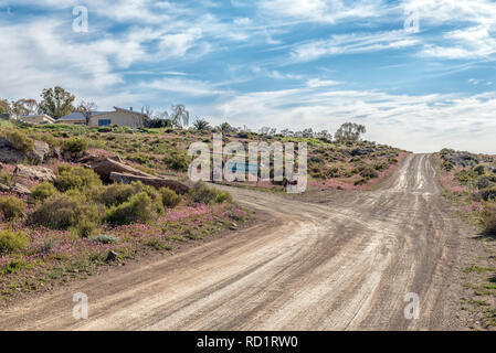 TANKWA KAROO NATIONAL PARK, SÜDAFRIKA, 31. AUGUST 2018: Eingang der Gannaga Lodge in der Tankwa Karoo National Park in Südafrika. Wildflower Stockfoto