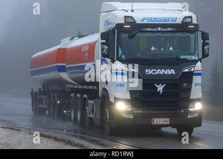 Salo, Finnland - 28. Dezember 2018: Die nächste Generation Scania R520 Tank-LKW von MM Tolvanen für Save Gruppe Spedition auf nebligen Winter Highway in Finnland. Stockfoto