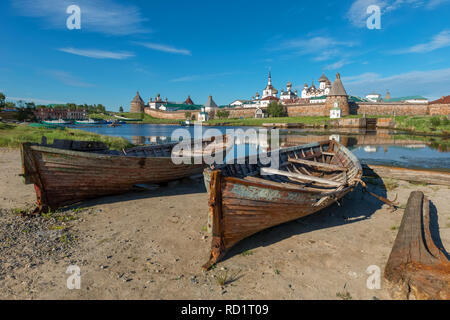 Alte Fischerboote am Ufer vor dem Hintergrund der Verklärung des Solovetsky Kloster. Solowki, Russland Stockfoto