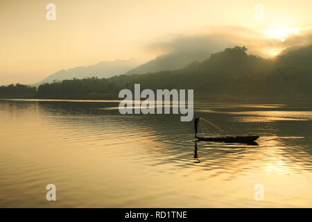 Silhouette der angler angeln an Wadaslintang See, Central Java, Indonesien Stockfoto