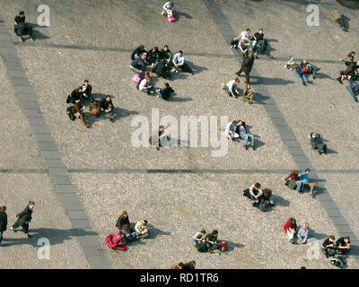 Place Georges Pompidou, Beaubourg, Paris, Frankreich: Touristen in der Frühlingssonne gegenüber dem Centre Pompidou sitzen Stockfoto