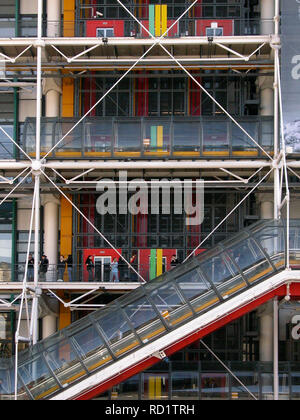In der Nähe des Centre Pompidou, Beaubourg, Paris, Frankreich, zeigt die externen Gehwege, Rolltreppe und Dienstleistungen Stockfoto