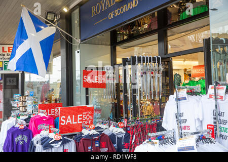 Souvenirshop mit alles Schottische im Stadtzentrum von Edinburgh, Schottland auf der Royal Mile, Vereinigtes Königreich Stockfoto