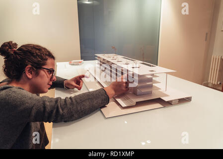 Weibliche Architekten arbeiten an Architektur Modell mit Pappe auf den Tisch im Büro Architekturbüro gemacht Stockfoto
