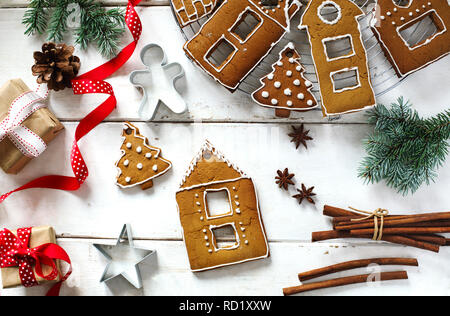 Gingerbread cookies und Weihnachtsschmuck Stockfoto