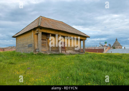 Holz- Scheune auf einem grünen Hügel Stockfoto