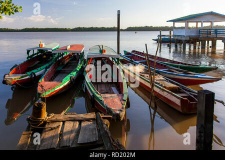 Bunte traditionelle Boote auf dem Fluss Suriname Suriname Stockfoto