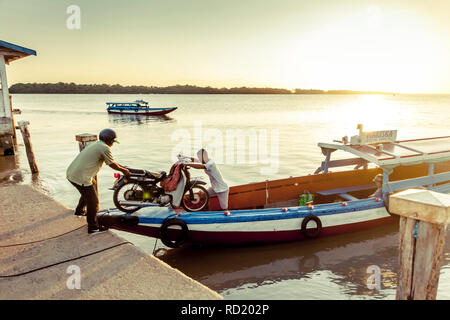 Bunte traditionelle Boote auf dem Fluss Suriname Suriname Stockfoto