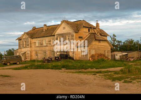 Insel SOLOWKI, Russland - 26. JUNI 2018: Baracke der Verwaltung des solowki Camp. Jetzt Wohnhaus im Dorf Solowki auf einer polaren Stockfoto