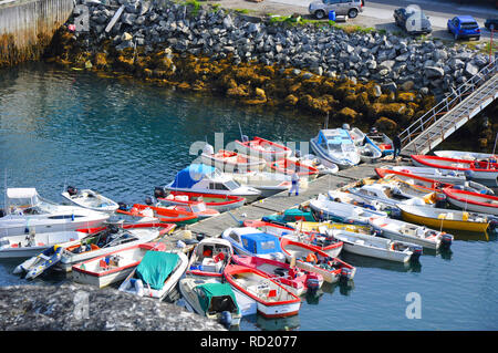 Kleine Angel- und Transportboote, die eng an einem Pier in Nuuk, Grönland, anlegen Stockfoto