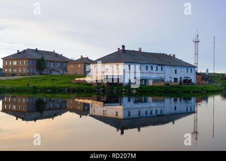 Schmiede am Ufer des Heiligen Sees. Russland, Region Archangelsk, Bezirk Primorski, Solovetsky Dorf Stockfoto