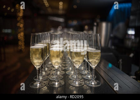 Champagnergläser aufgereiht in einem Restaurant Stockfoto