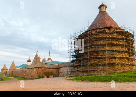 Wiederaufbau der Nikolskaya Turm der Solovetsky Spaso-Preobrazhensky Kloster Stockfoto