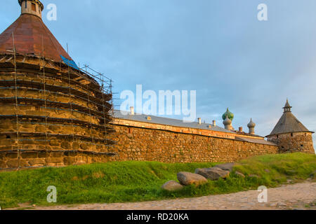 Wiederaufbau der Nikolskaya Turm der Solovetsky Spaso-Preobrazhensky Kloster Stockfoto