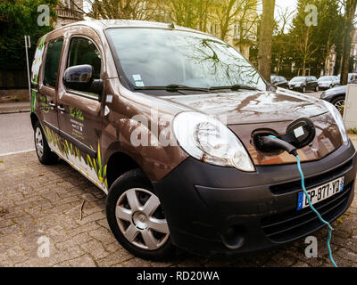 Straßburg, Frankreich - ca. 2018: Moderne Technik - im Renault Mini-van elektrische Auto auf der Straße Elektroauto Ladestation aufladen langsam auf der Straße in Frankreich angeschlossen Stockfoto