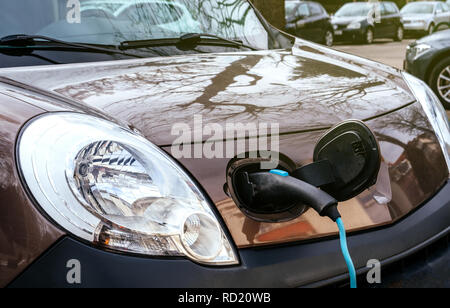 Detail der gesteckt Mini-van elektrische Auto auf der Straße Elektroauto Ladestation aufladen langsam auf der Straße in Frankreich Stockfoto