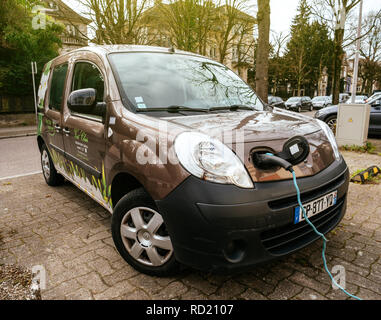 Straßburg, Frankreich - ca. 2018: Moderne Technik - im Renault Mini-van elektrische Auto auf der Straße Elektroauto Ladestation aufladen langsam auf der Straße in Frankreich angeschlossen Stockfoto