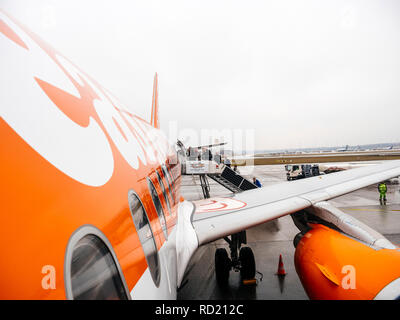 HAMBURG, DEUTSCHLAND - Mar 22, 2018: Menschen, die EasyJet Flugzeug am frühen Morgen im Flughafen Hamburg durch die hintere Beifahrertür jetway Treppen Stockfoto