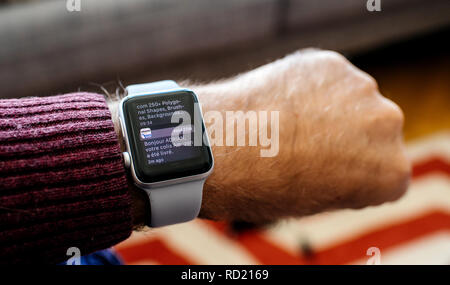 PARIS, Frankreich, 11.April 2018: POV bei man Hand tragen wearable smartwatch von Apple Computer mit Benachrichtigung über die Zustellung von Amazon Stockfoto