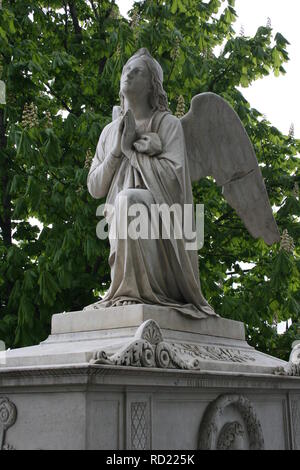 Statue von Engel betend-Friedhof in St. Petersburg Stockfoto