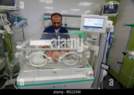 Palesinian Ärzte in der Abteilung für Frühgeburten am Krankenhaus Crescent UAE, in Rafah, im südlichen Gazastreifen, am 14. Januar 2019. Das Ministerium Stockfoto