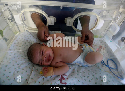 Palesinian Ärzte in der Abteilung für Frühgeburten am Krankenhaus Crescent UAE, in Rafah, im südlichen Gazastreifen, am 14. Januar 2019. Das Ministerium Stockfoto