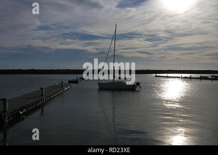 Segelboot oder Motorboot vertäut oder Gefesselt am Weihnachtstag an der Adria im Hafen oder den Hafen von Numana in der Provinz Ancona in Italien Stockfoto