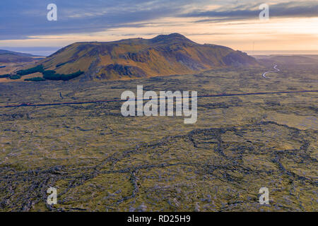 Leitungen der Heizung und die Lavafelder, Mt Thorbjornsfell, Halbinsel Reykjanes, Island Stockfoto