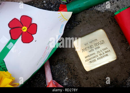 Rom, 16. Januar 2019. Inverkehrbringen von ein Stolperstein zur Erinnerung an Antonio Roazzi, Opfer der nazifascism während der Besetzung von Rom. Roazzi wurde Stockfoto