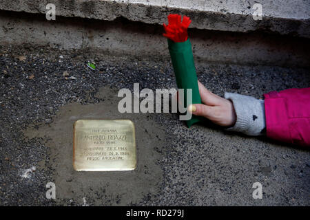 Rom, 16. Januar 2019. Inverkehrbringen von ein Stolperstein zur Erinnerung an Antonio Roazzi, Opfer der nazifascism während der Besetzung von Rom. Roazzi wurde Stockfoto