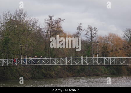 Trews Wehr Hängebrücke über den Fluss Exe auf einem grauen Wintertag. Exeter, Devon, Großbritannien. Stockfoto