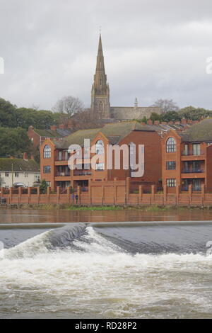 St Leonards Kirche jenseits Trews Wehr auf dem River Exe. Exeter, Devon, Großbritannien. Stockfoto