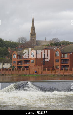 St Leonards Kirche jenseits Trews Wehr auf dem River Exe. Exeter, Devon, Großbritannien. Stockfoto