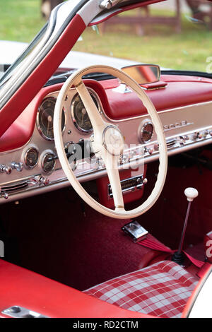 1955 Mercedes-Benz 300 SL Flügeltürer in Bicester Heritage Center. Oxfordshire, England Stockfoto