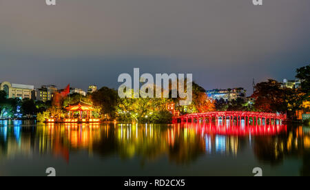 Das huc Brücke zum Tempel des Jade Mountain am Hoan Kiem Lake in Hanoi, Vietnam Stockfoto