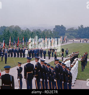 Bundespräsidenten Walter Scheel wird mit militärischen Ehren bei Einems 206 empfangen in Washington DC, USA 1975. Bundespräsident Walter Scheel, Washington DC, USA 1975. Stockfoto