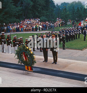 Bundespräsidenten Walter Scheel wird mit militärischen Ehren bei Einems 206 empfangen in Washington DC, USA 1975. Bundespräsident Walter Scheel, Washington DC, USA 1975. Stockfoto