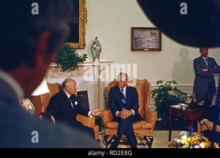 Bundespräsidenten Walter Scheel und Präsident Gerald Ford bei einem 206 in Washington DC, USA 1975. Bundespräsident Walter Scheel Treffen mit Präsident Gerald Ford, Washington DC, USA 1975. Stockfoto